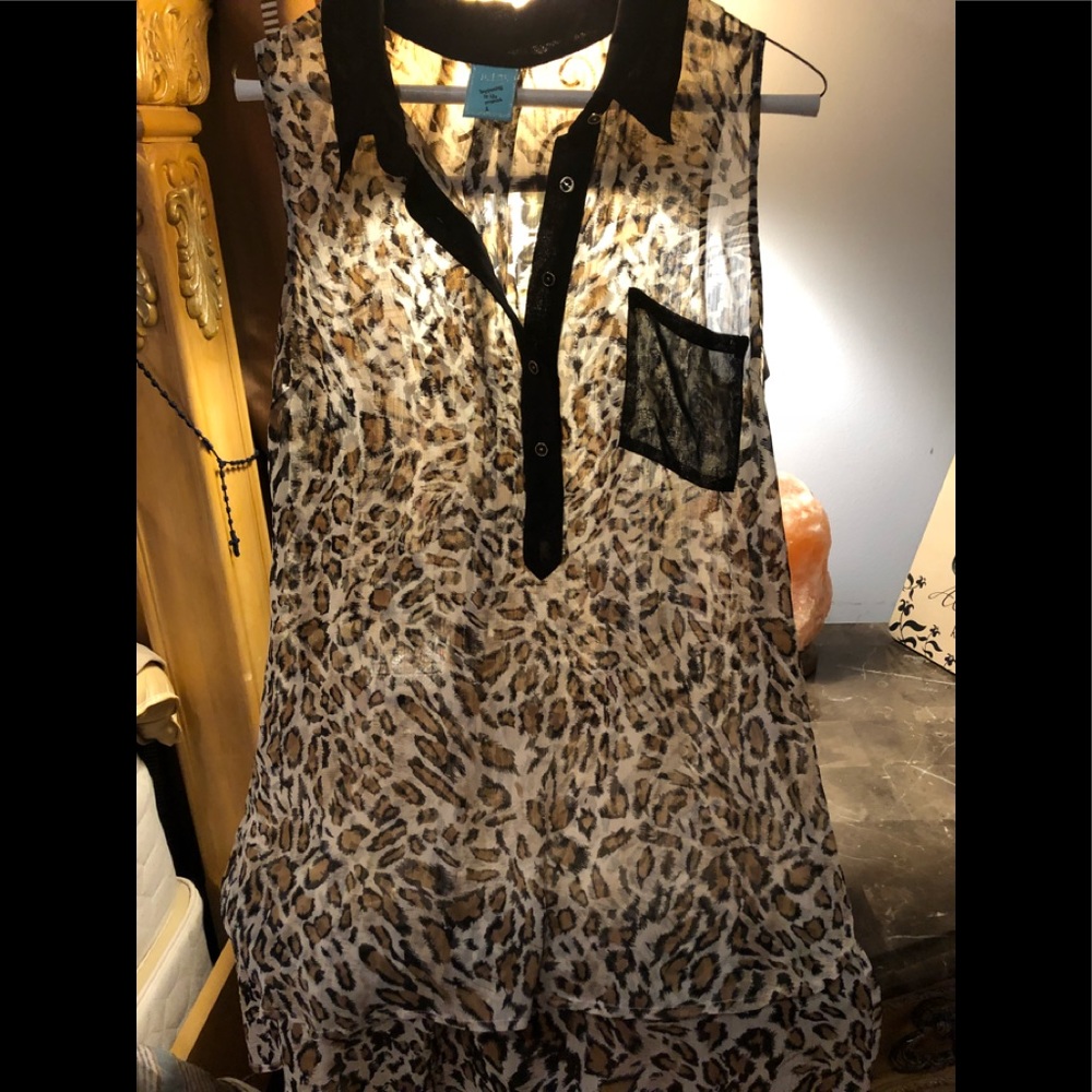 Leopard sheeredno sleeve blouse